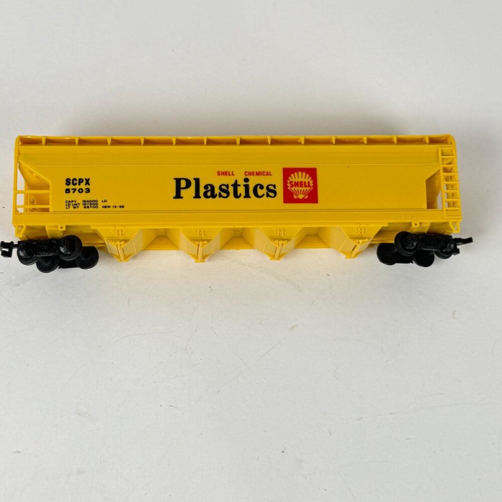 Bachmann Vintage HO Scale Shell Chemical Plastics Hopper Train Car Yellow